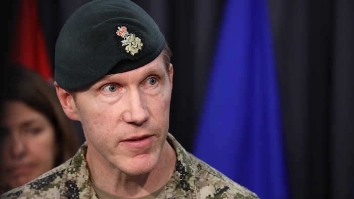 Un militaire parle en uniforme