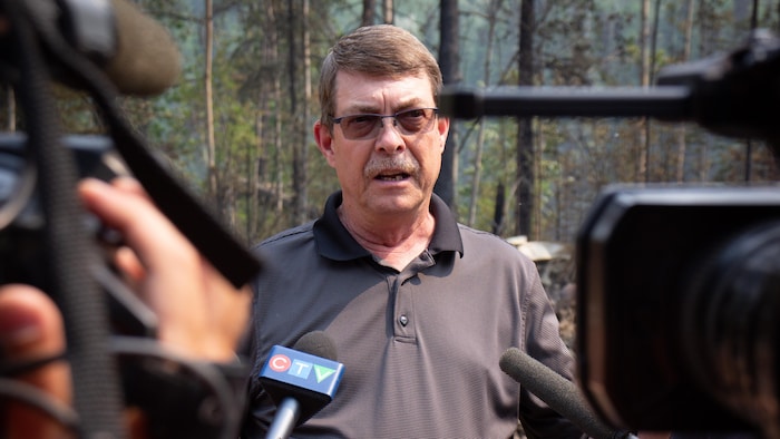 Wade Williams en train de répondre aux questions des journalistes.