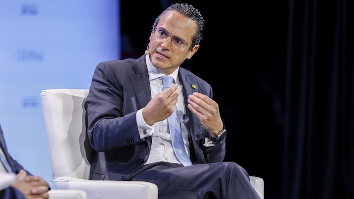 Wael Sawan parle avec ses mains sur la scène de la conférence CERAWeek à Houston, le 12 mars 2025. 