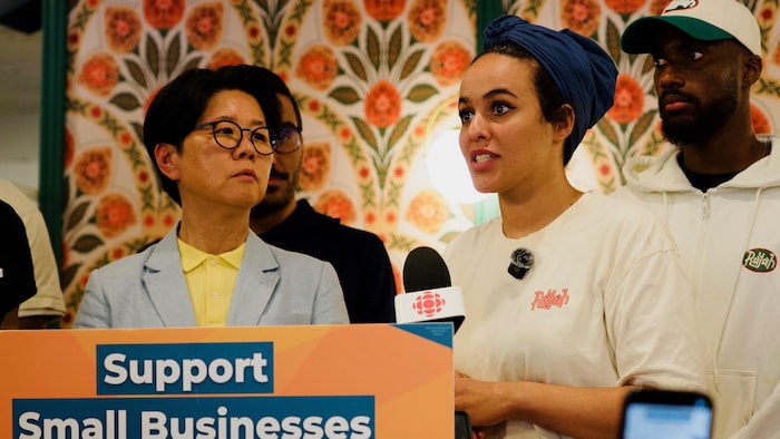 Kristyn Wong-Tam et Wafa El Rhazi en conférence de presse.