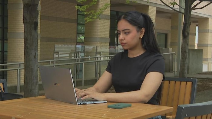 Wafa Shafiq écrit sur son ordinateur portable.