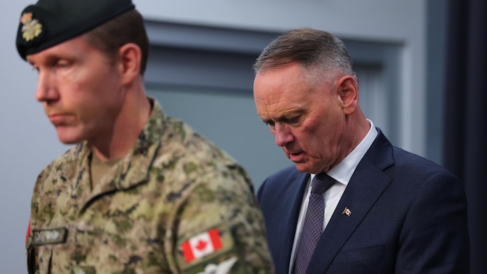 Le ministre de la Défense nationale, David McGuinty (à droite), et le général de division L.W. Rutland assistent à une conférence de presse à Edmonton, le dimanche 18 octobre 2026.