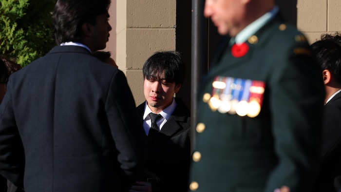 Des personnes quittent les funérailles en l'honneur du sergent Morgan Wong, du Loyal Edmonton Regiment, à Edmonton, le dimanche 25 octobre 2026.