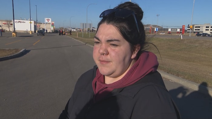Une personne en entrevue dans un stationnement.