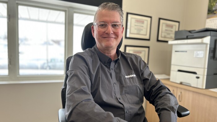 Stéphane Tremblay est assis dans son bureau.