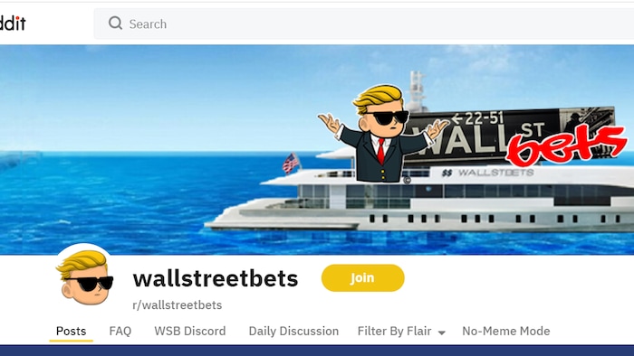 Capture d'écran du forum Reddit WallStreetBets, montrant un bonhomme blond animé en costume-cravate avec des lunettes fumées sur un yacht. 