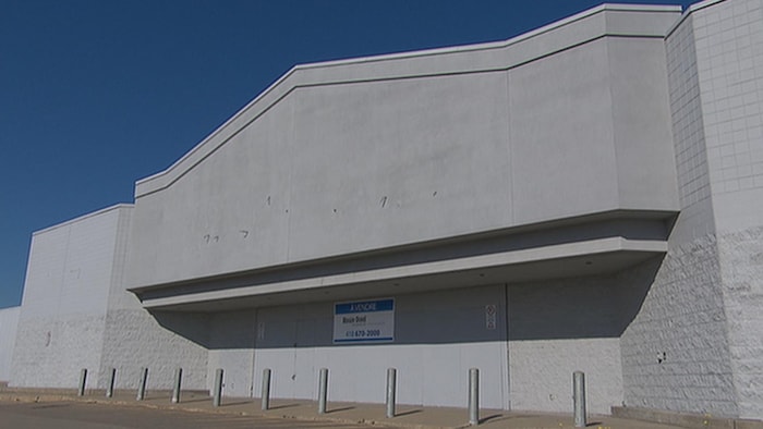 L'ancien Walmart de Jonquière à l'abandon