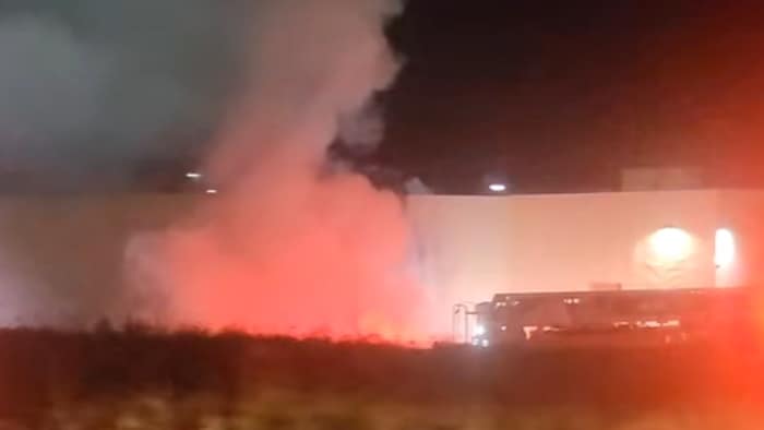 Un bâtiment en feu. 