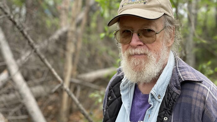 Portrait de Robert Humphries devant la forêt. 