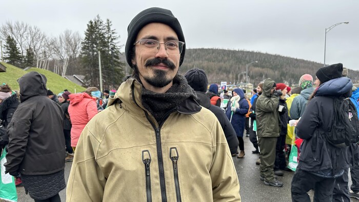 Walter-Olivier Rottmann-Aubé se tient devant un rassemblement de travailleurs à Gaspé.