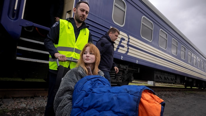 Des employés près d'un wagon.