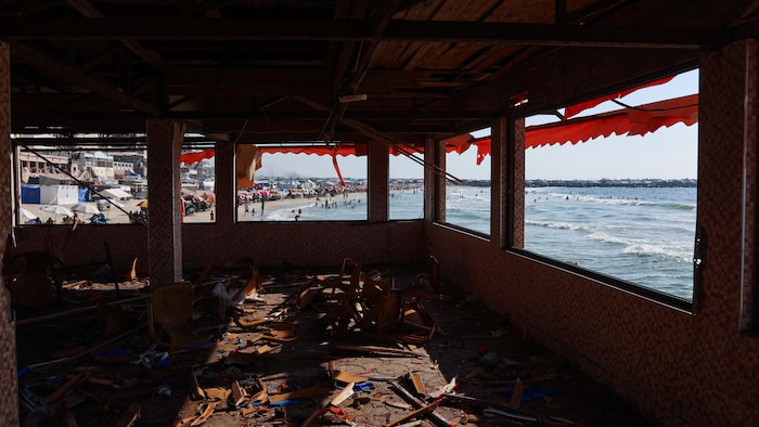 Un café Internet en bord de mer de la ville de Gaza détruit par une frappe.