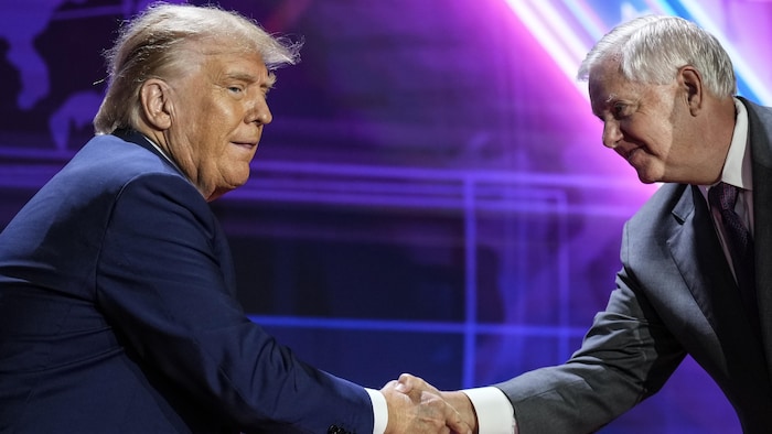Donald Trump serre la main du sénateur Lindsey Graham.