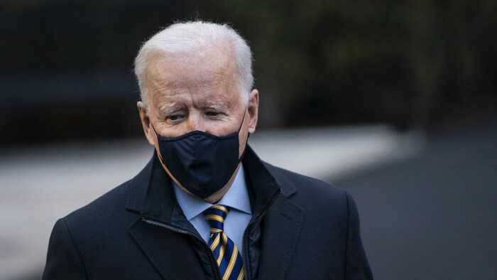 Joe Biden en gros plan porte un masque.