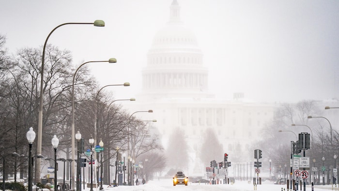 Une voiture s'éloigne du Capitole américain sur Pennsylvania Avenue, le 25 janvier 2026, à Washington, DC.