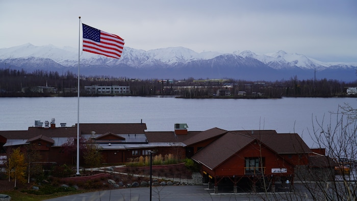 Un immense drapeau américain flotte au-dessus d'un village de l'Alaska.
