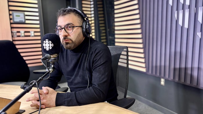 Wassim Aboutanos en entrevue dans les studios de Radio-Canada.