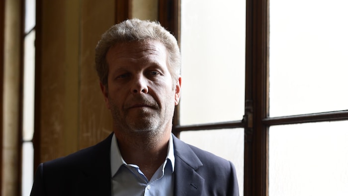 Ghyslain Wattrelos pose pour un portrait.