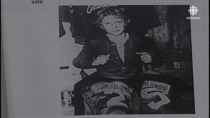 Le jeune Wayne Gretzky assis dans la chambre des joueurs.