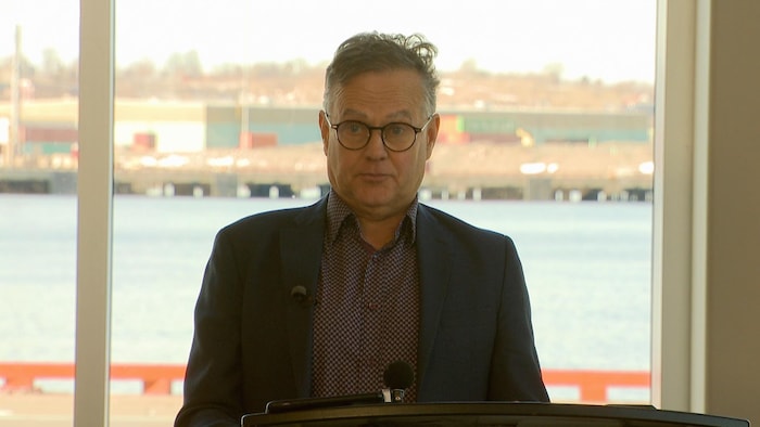 Wayne Long donne une conférence de presse.