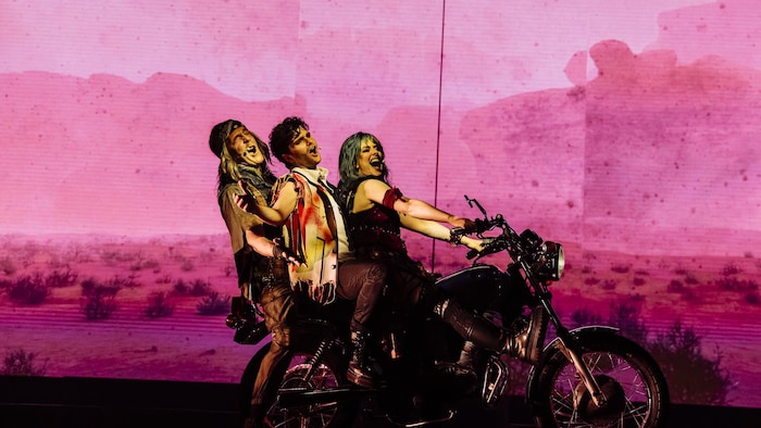 Trois personnes sont sur une moto.