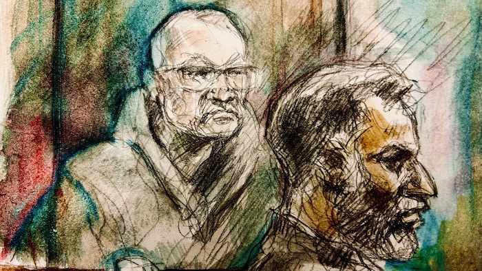 Rakhim Ibragimov écoute, dans le box des accusés, derrière son avocat Harval Bassi, la procureure Kiran Gill s'adresser au juge Peter Bawden de la Cour supérieure de l'Ontario le 29 juillet 2025.