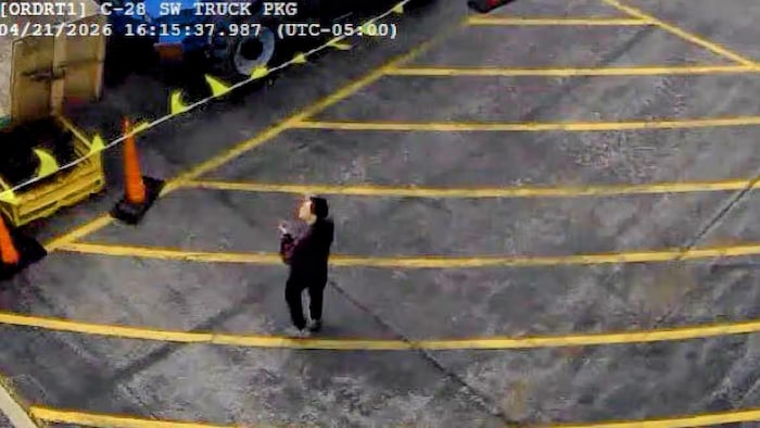 Les caméras de sécurité FedEx de l’aéroport O’Hare ont filmé un homme en train de prendre des photos, a indiqué le FBI dans une plainte criminelle.