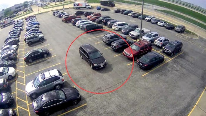Une minifourgonnette Chrysler Town & Country immatriculée en Ontario a été aperçue le 21 avril dans le stationnement de l’entreprise FedEx de l’aéroport O’Hare de Chicago, selon le FBI. Weiheng Zeng aurait tenté de rentrer aux États-Unis en août à bord du même véhicule.