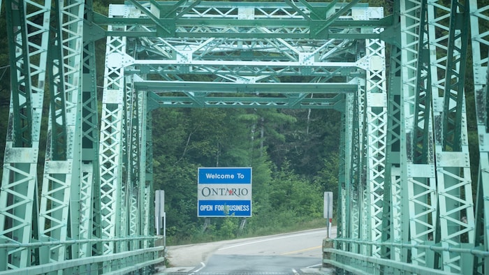 Welcome to Ontario, open for business, un des multiples ponts qui traversent entre le Québec et l’Ontario.