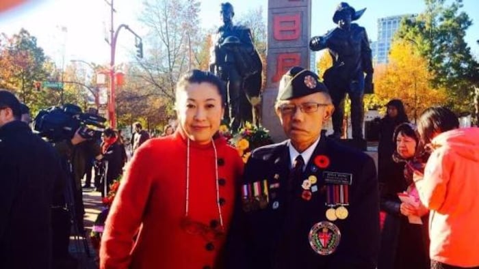 2017年，袁薇与二战136部队老兵Bill Wong。