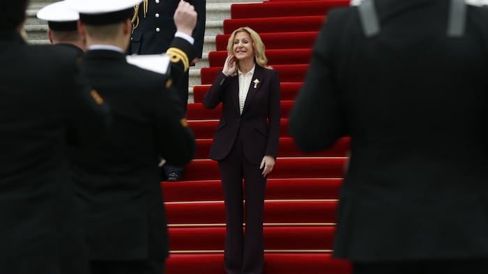 La lieutenante-gouverneure de la Colombie-Britannique, Wendy Cocchia, est dehors sur les marches de l'Assemblée législative avant de rentrer à l'intérieur pour prononcer son discours du Trône, le 18 février 2025.