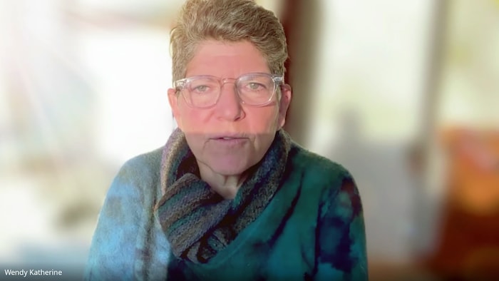 Wendy Katherine accorde une entrevue par visioconférence.