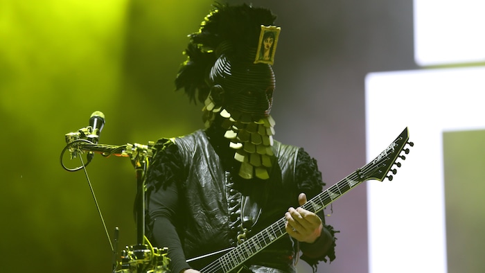 Wes Borland jouant de la guitare dans un costume de scène élaboré.