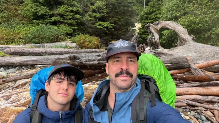 Le randonneur Patrick Laprise et son fils.