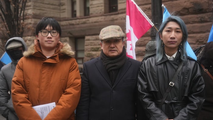 加拿大公民會主席韋斯特.楊，右，與世維會主席Dolkun Isa，中，公民會副主席林立桐，在抗議現場合影。