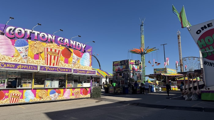Un kiosque de nourriture et des attractions sur le site de la Western Fair.
