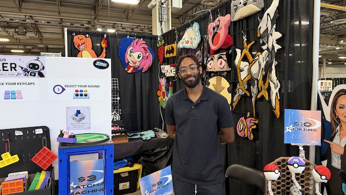 Solomon Browne à son kiosque Cyberweave à la Western Fair.