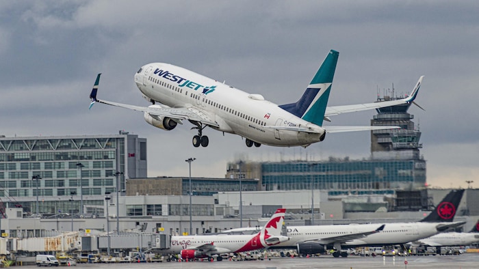 Un avion de WestJet décolle à l'aéroport Montréal-Trudeau le 24 avril 2023.