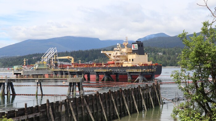 The west coast again coveted by petroleum companies star-news.press/wp A bowl of oil is moored on a pier near the coast.