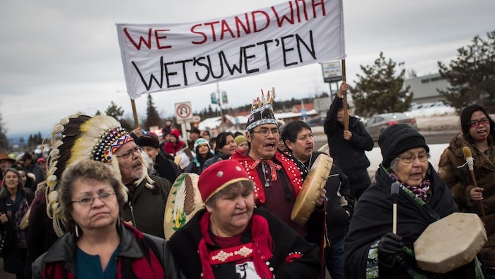 Un groupe de manifestants est réuni en appui à la nation Wet'suwet'en en Colombie-Britannique.