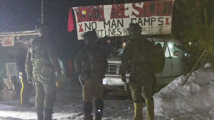Des agents de la GRC dans un campement.