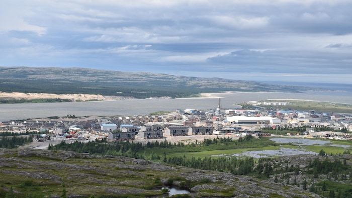 Une vue éloignée de Whapmagoostui.