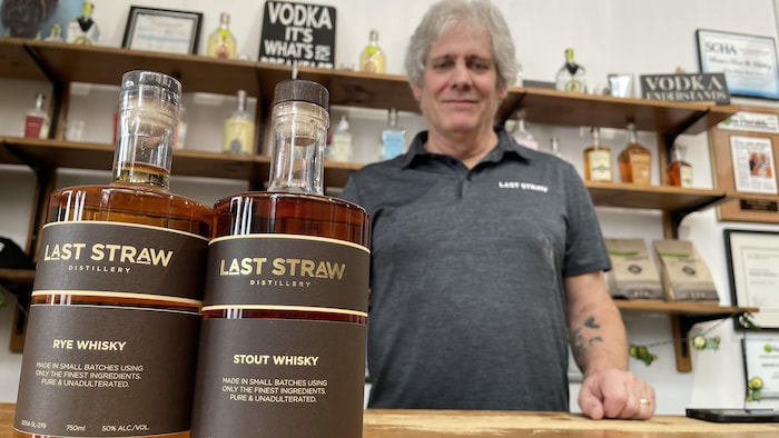 Donald Dimonte, le PDG de la distillerie Last Straw, avec deux de ses bouteilles de whisky. 