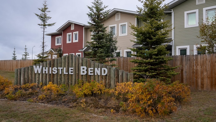 Une pancarte à l'entrée de Whistle Bend, à Whitehorse, le 7 octobre 2025.