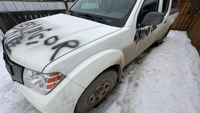 Sur le capot avant de la voiture et sur la portière gauche est écrit le message : « Démissionne ou meurs ».