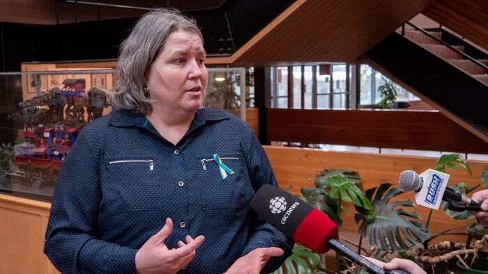 Kate White répond aux médias.