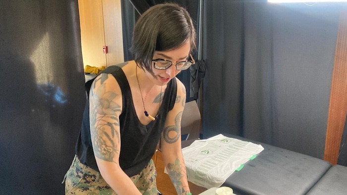 Anne Spice, artiste tatoueuse de la Première Nation Kwanlin Dün vivant à Toronto.