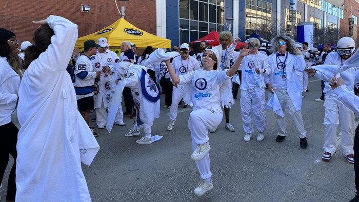 Des partisans des Jets en tenue blanche, le 21 avril 2024 à Winnipeg.
