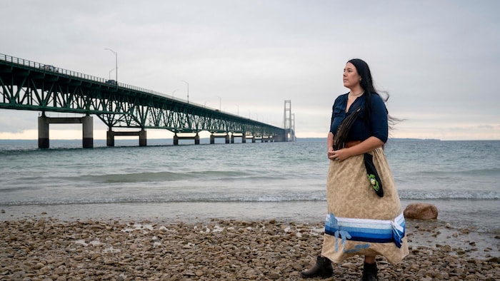 Whitney Gravelle, marche sur la rive du lac Superieur.
