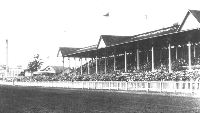 Photo de 1925. Foule et hippodrome. 